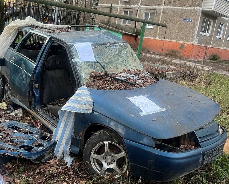 В ходе рейда, организованного по обращению жителей, выявлено брошенное транспортное средство - технически неисправный автомобиль «Лада», находящийся на газоне у дома № 10 по ул. Дзержинского города Воскресенска