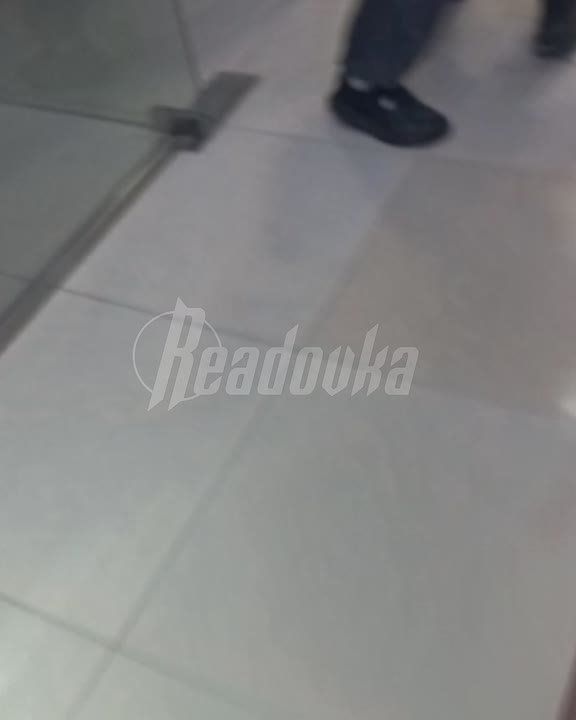 Школьник свалился со второго этажа в ТЦ из-за попытки достать помаду подруги