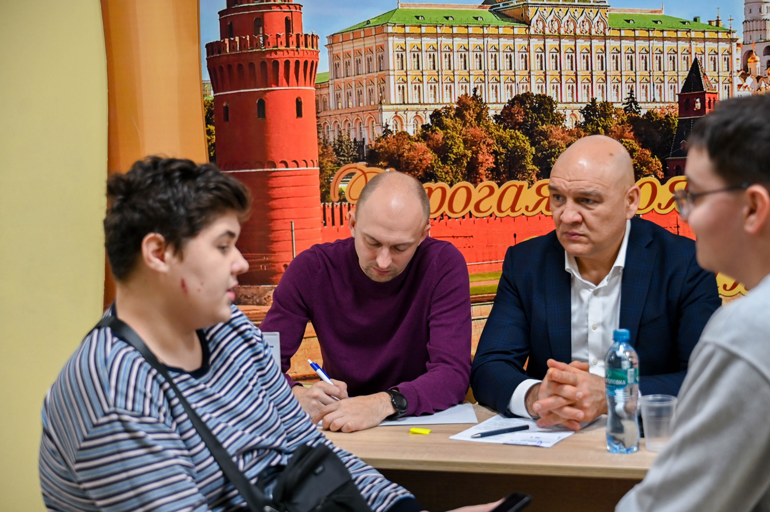 В Бутовской школе № 2 прошла очередная встреча в формате «выездной администрации», в которой приняли участие глава Ленинского округа Станислав Каторов, его заместители, руководители профильных управлений администрации... В Бутовской школе № 2 прошла очередная встреча в формате «выездной администрации», в которой приняли участие глава Ленинского округа Станислав Каторов, его заместители, руководители профильных управлений администрации...