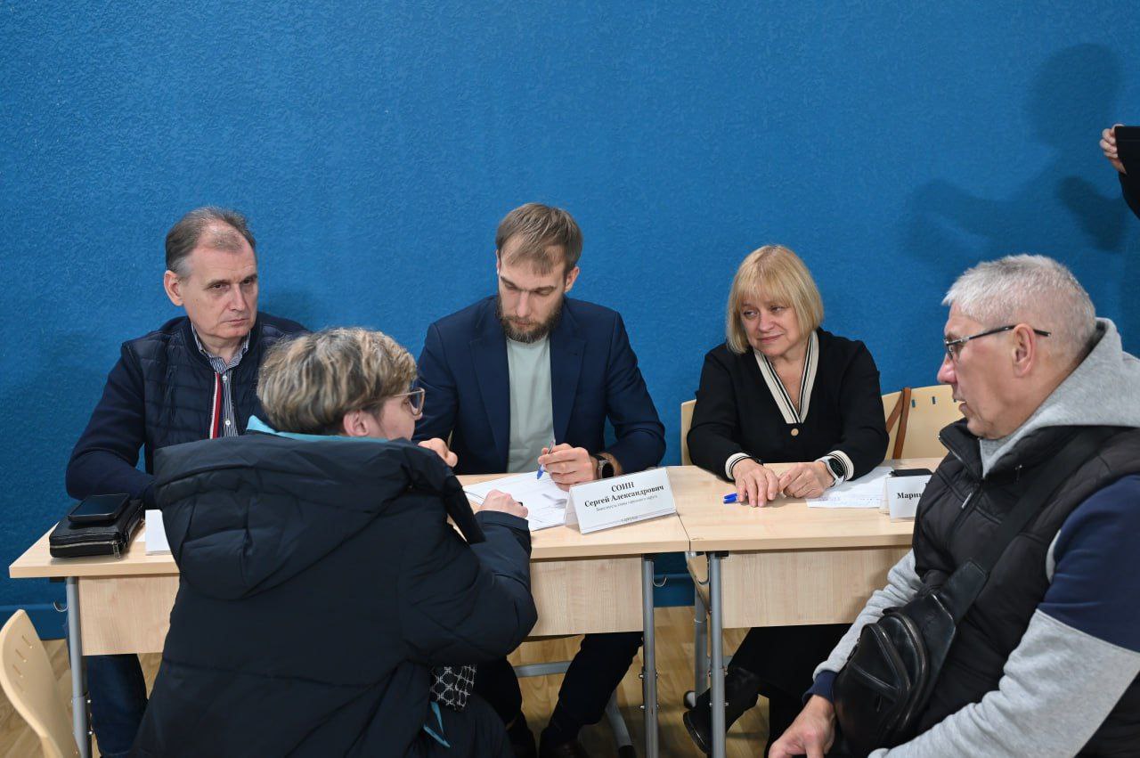 Глава Городского округа Серпухов Алексей Шимко провёл выездную администрацию в школе №1, где совместно с депутатами окружного Совета Игорем Ермаковым, Максимом Валиковым, Николаем Пушкиным, Мариной Беловой, Алексеем... Глава Городского округа Серпухов Алексей Шимко провёл выездную администрацию в школе №1, где совместно с депутатами окружного Совета Игорем Ермаковым, Максимом Валиковым, Николаем Пушкиным, Мариной Беловой, Алексеем...