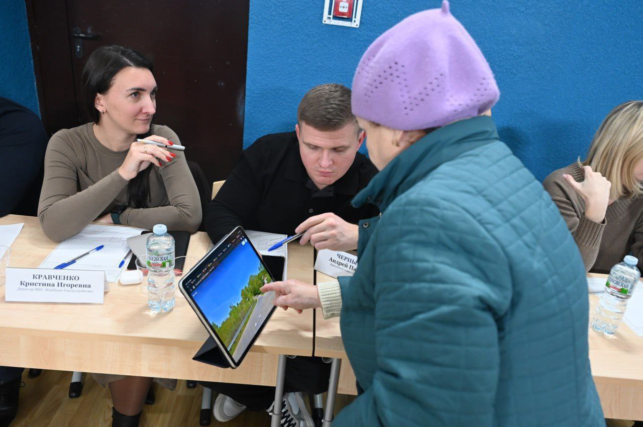 Глава Городского округа Серпухов Алексей Шимко провёл выездную администрацию в школе №1, где совместно с депутатами окружного Совета Игорем Ермаковым, Максимом Валиковым, Николаем Пушкиным, Мариной Беловой, Алексеем... Глава Городского округа Серпухов Алексей Шимко провёл выездную администрацию в школе №1, где совместно с депутатами окружного Совета Игорем Ермаковым, Максимом Валиковым, Николаем Пушкиным, Мариной Беловой, Алексеем...