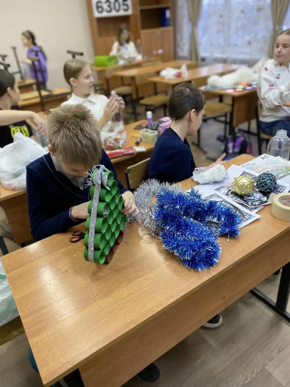 Несмотря на ноябрь наши ребята из 5б класса уже начали подготовку к новогодним праздникам Несмотря на ноябрь наши ребята из 5б класса уже начали подготовку к новогодним праздникам