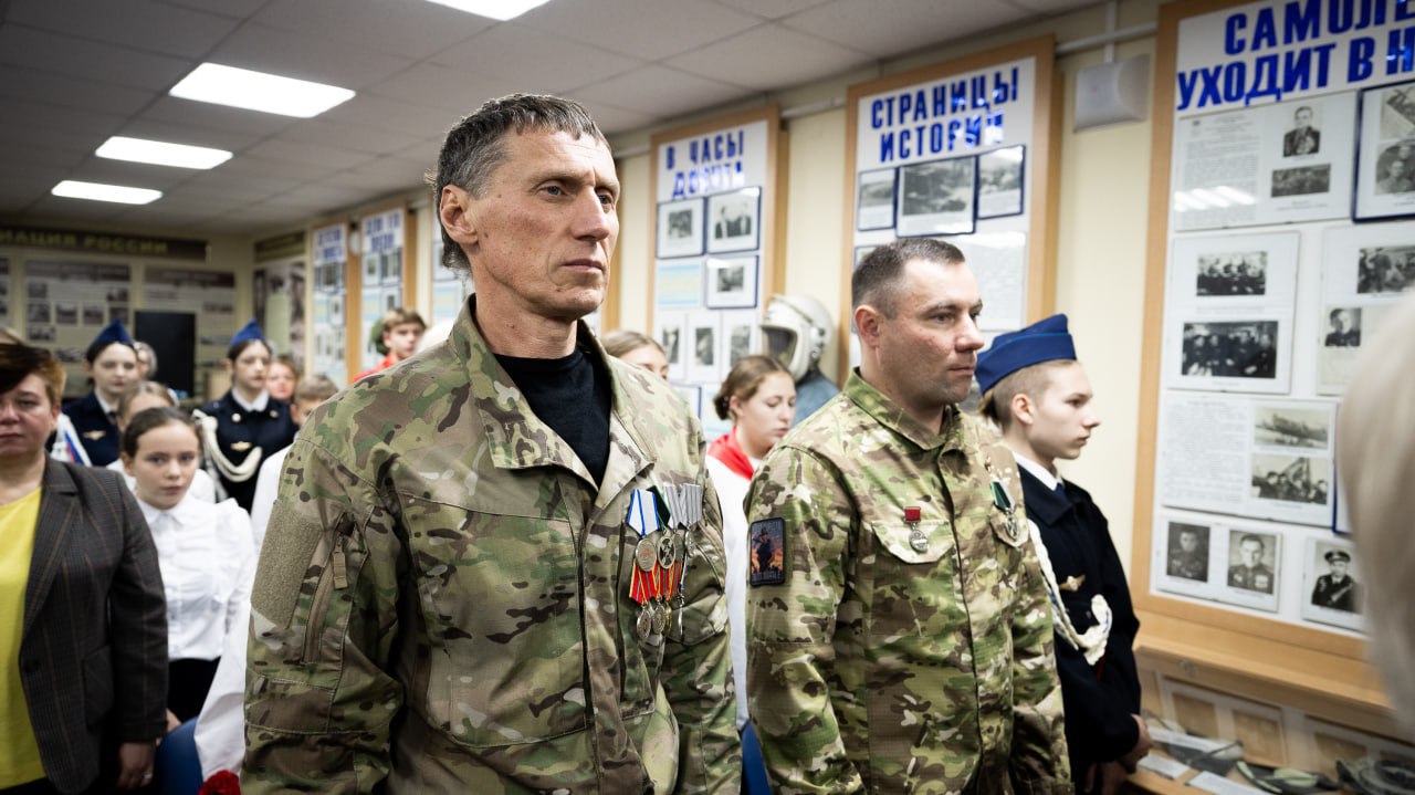 «Парту Героя» в память о погибшем на СВО военнослужащем открыли в лицее Дзержинского «Парту Героя» в память о погибшем на СВО военнослужащем открыли в лицее Дзержинского