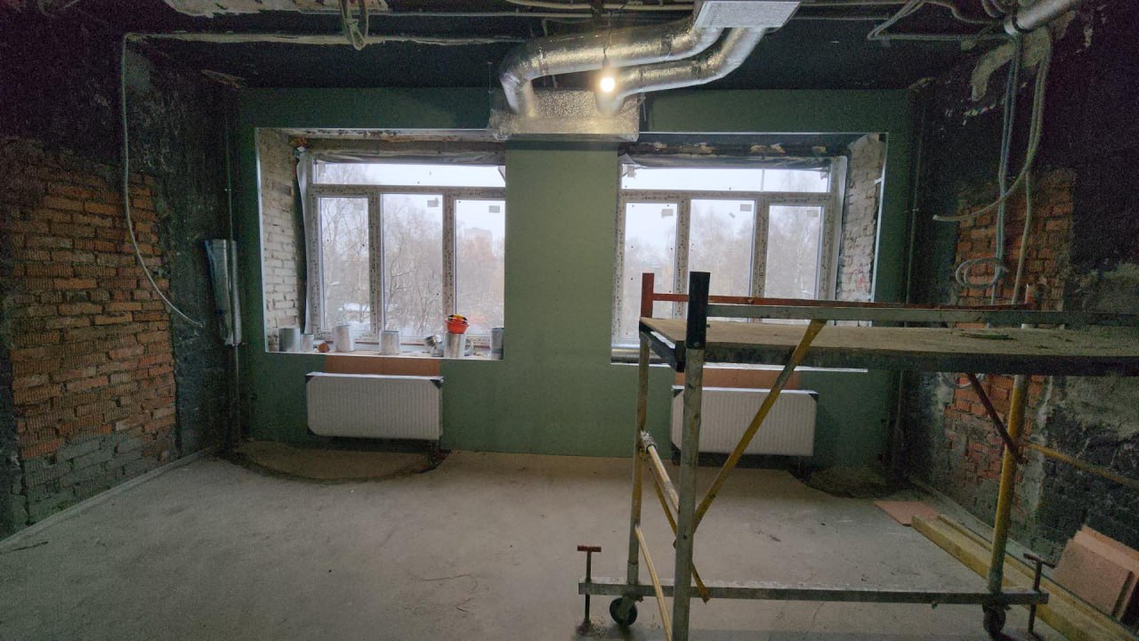 В Ухтомской больнице устанавливают витражные окна и новую кровлю В Ухтомской больнице устанавливают витражные окна и новую кровлю