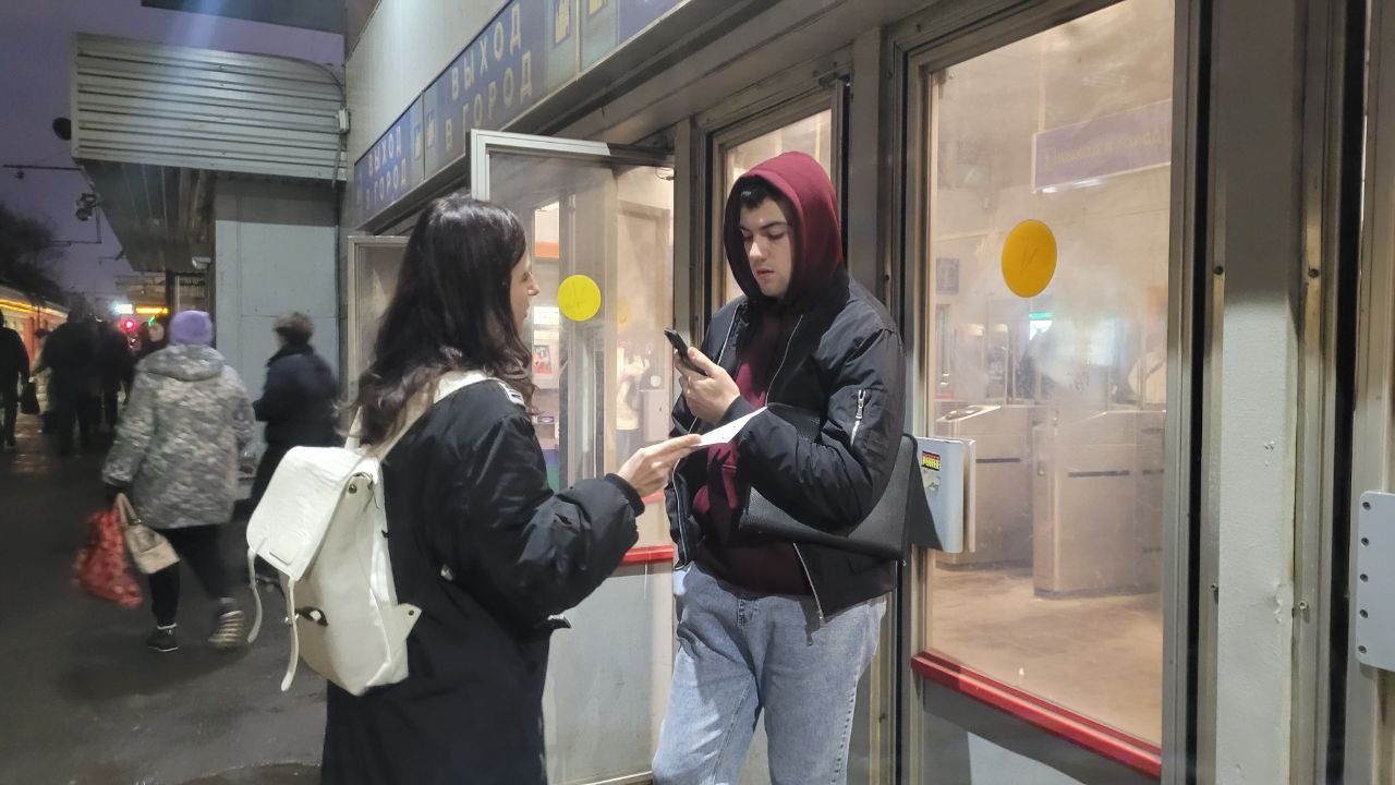 В рамках акции «Сохрани себе жизнь» королёвцам напомнили о правилах безопасности на железнодорожных путях В рамках акции «Сохрани себе жизнь» королёвцам напомнили о правилах безопасности на железнодорожных путях