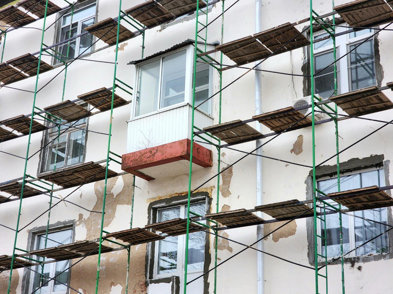 Начался капремонт фасада дома №7/16 на улице Советской