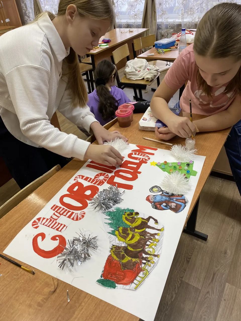 Несмотря на ноябрь наши ребята из 5б класса уже начали подготовку к новогодним праздникам