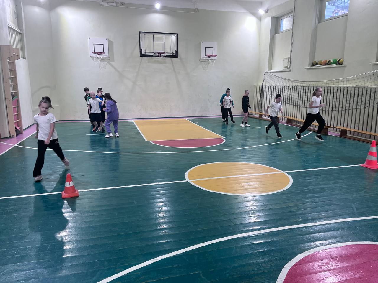 Сегодня, 18 ноября, в МБОУ лицее №4 прошли весёлые старты Сегодня, 18 ноября, в МБОУ лицее №4 прошли весёлые старты