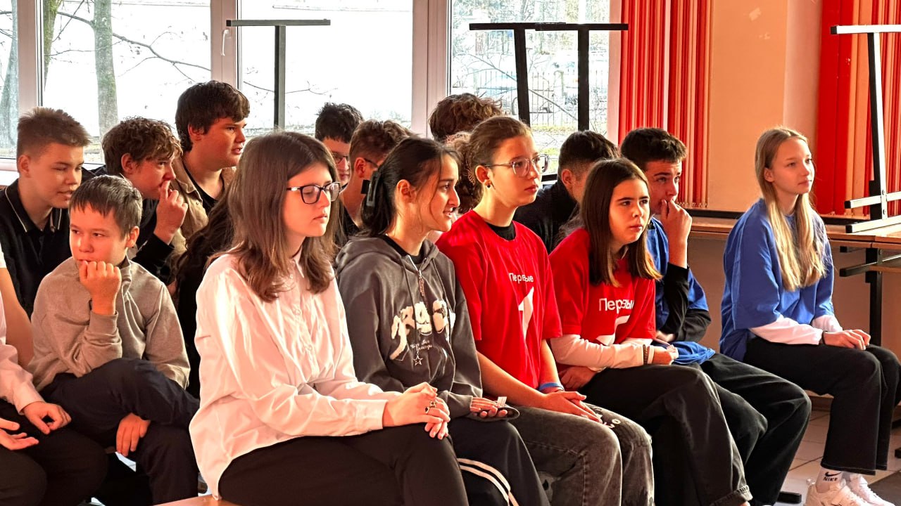 Каникулярные клубы. Сегодня у активистов-семиклассников МБОУ СОШ №1 муниципального округа Чехов прошли клубы-станции: Первая Каникулярные клубы. Сегодня у активистов-семиклассников МБОУ СОШ №1 муниципального округа Чехов прошли клубы-станции: Первая