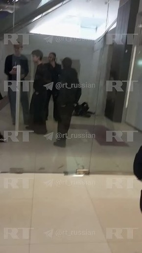 11-летний школьник в подмосковном Серпухове сорвался со второго этажа ТЦ. Сообщают, что всё из-за спора ради 150 рублей