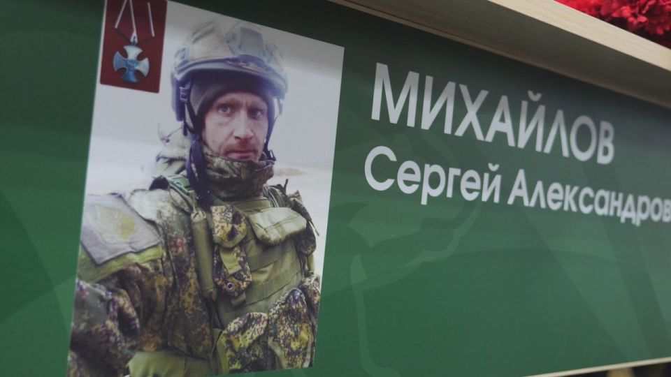 Владимир Волков: В лицее №3 Дзержинского открыли «Парту Героя» в память об участнике СВО, уроженце города Сергее Михайлове