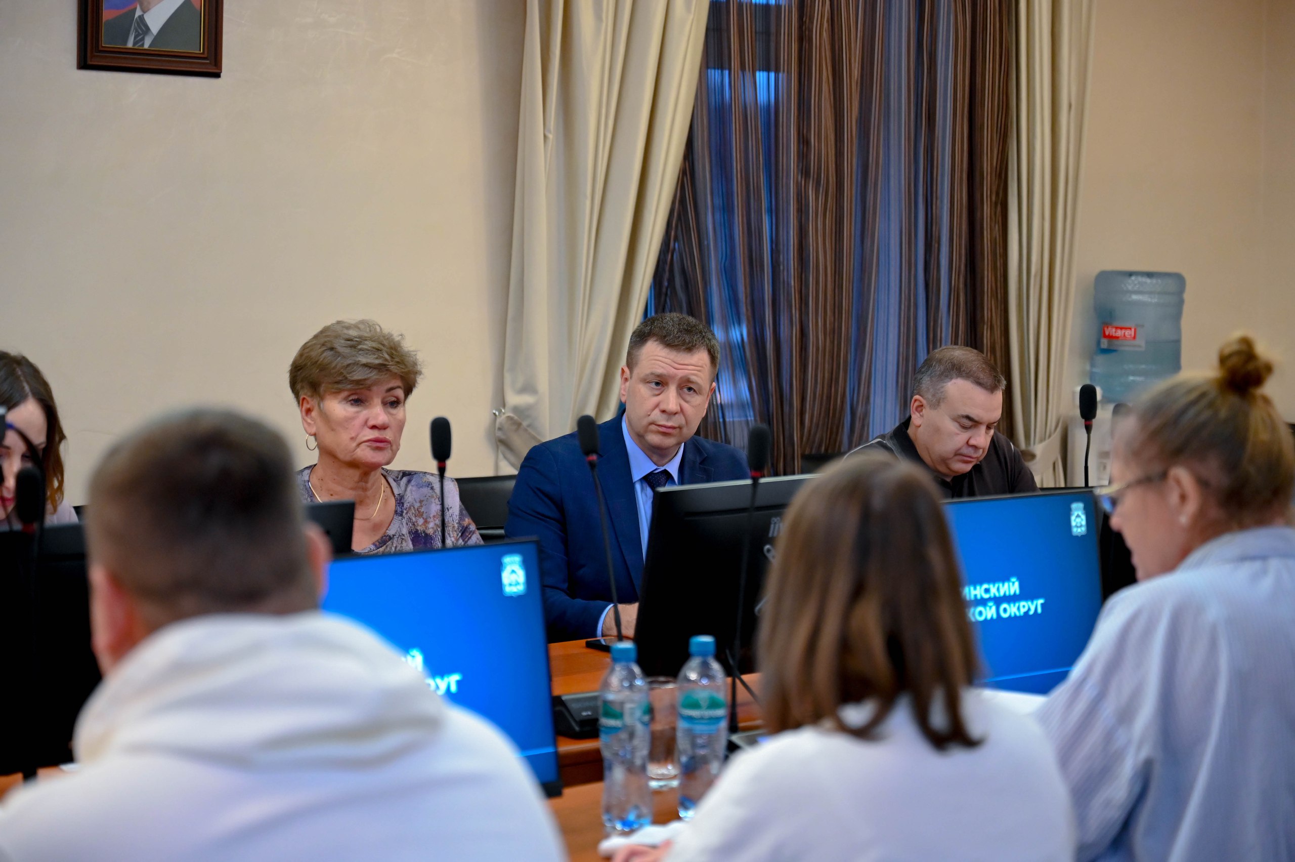 В администрации Ленинского городского округа состоялось рабочее совещание главы муниципалитета Станислава Каторова с жителями Расторгуевской части города Видное, посвященное вопросу сохранения контейнерной площадки в частном... В администрации Ленинского городского округа состоялось рабочее совещание главы муниципалитета Станислава Каторова с жителями Расторгуевской части города Видное, посвященное вопросу сохранения контейнерной площадки в частном...