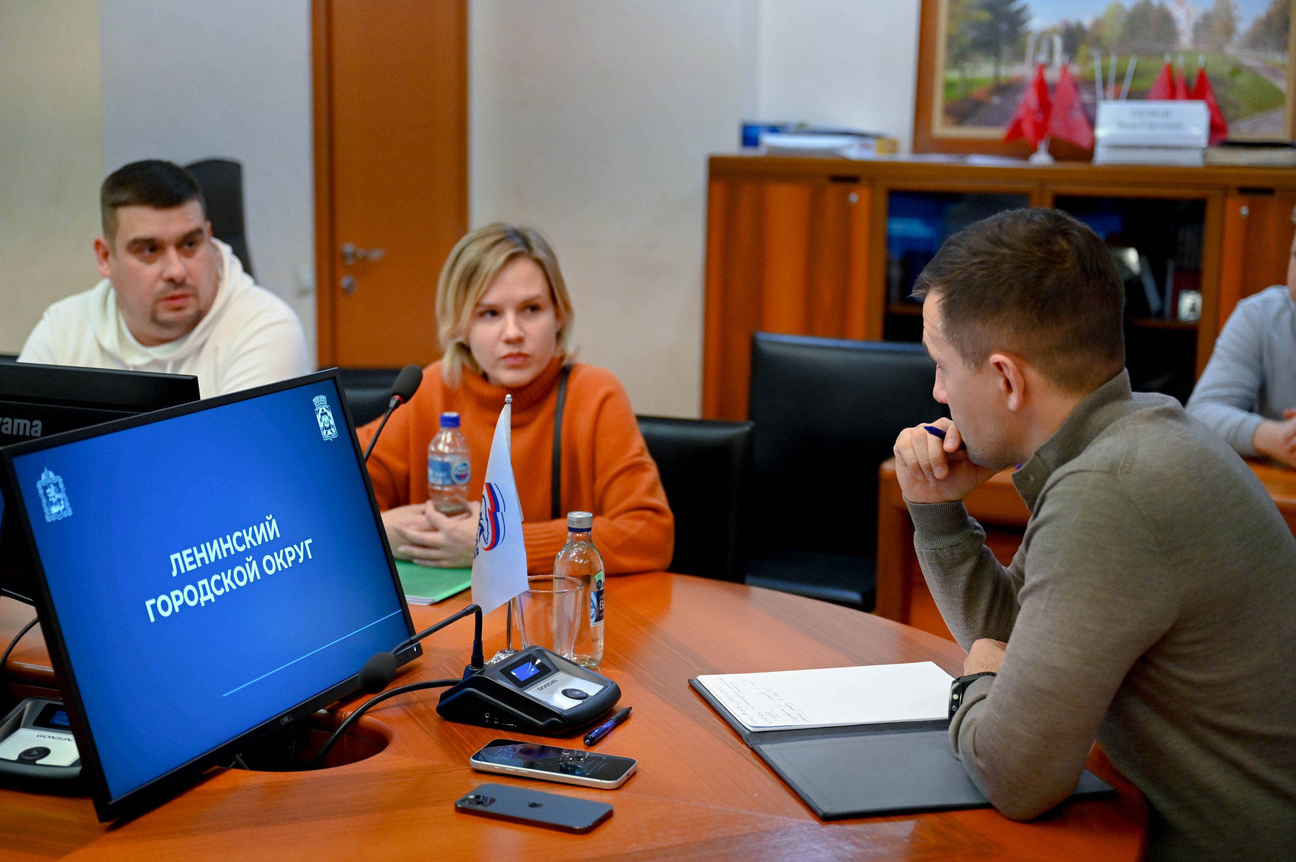 В администрации Ленинского городского округа состоялось рабочее совещание главы муниципалитета Станислава Каторова с жителями Расторгуевской части города Видное, посвященное вопросу сохранения контейнерной площадки в частном... В администрации Ленинского городского округа состоялось рабочее совещание главы муниципалитета Станислава Каторова с жителями Расторгуевской части города Видное, посвященное вопросу сохранения контейнерной площадки в частном...