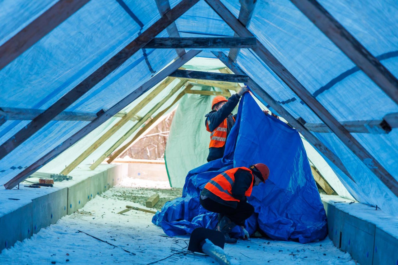 В Ухтомской больнице устанавливают витражные окна и новую кровлю В Ухтомской больнице устанавливают витражные окна и новую кровлю