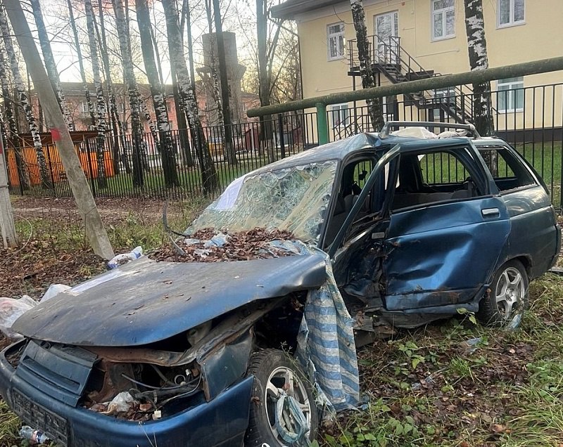 В ходе рейда, организованного по обращению жителей, выявлено брошенное транспортное средство - технически неисправный автомобиль «Лада», находящийся на газоне у дома № 10 по ул. Дзержинского города Воскресенска В ходе рейда, организованного по обращению жителей, выявлено брошенное транспортное средство - технически неисправный автомобиль «Лада», находящийся на газоне у дома № 10 по ул. Дзержинского города Воскресенска