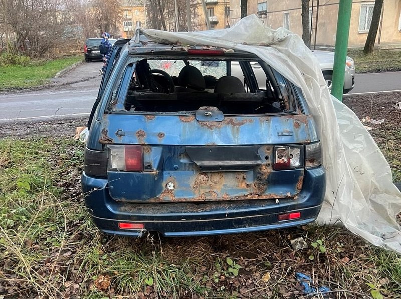 В ходе рейда, организованного по обращению жителей, выявлено брошенное транспортное средство - технически неисправный автомобиль «Лада», находящийся на газоне у дома № 10 по ул. Дзержинского города Воскресенска В ходе рейда, организованного по обращению жителей, выявлено брошенное транспортное средство - технически неисправный автомобиль «Лада», находящийся на газоне у дома № 10 по ул. Дзержинского города Воскресенска