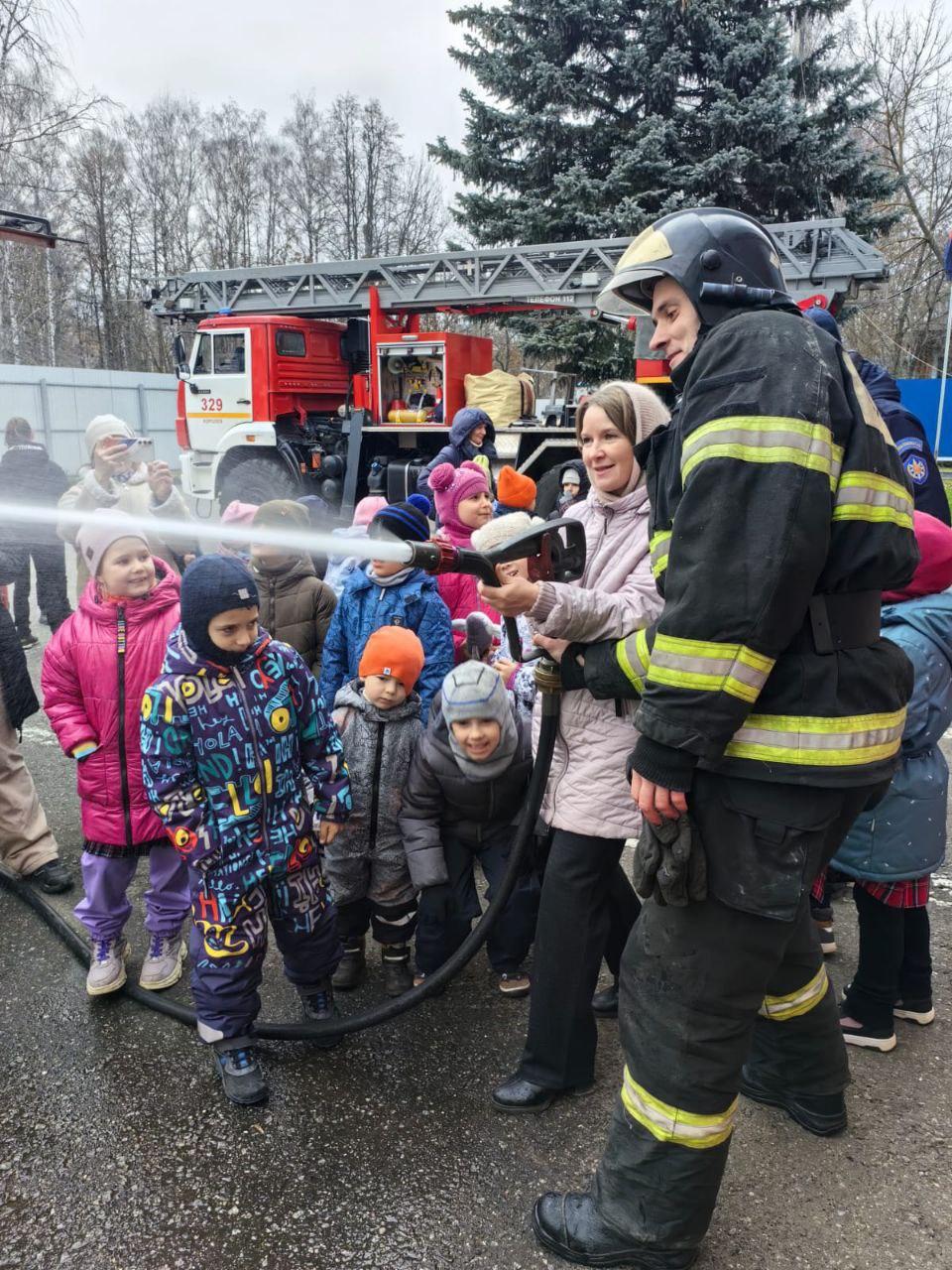Королёвских первоклассников познакомили с работой пожарных и спасателей