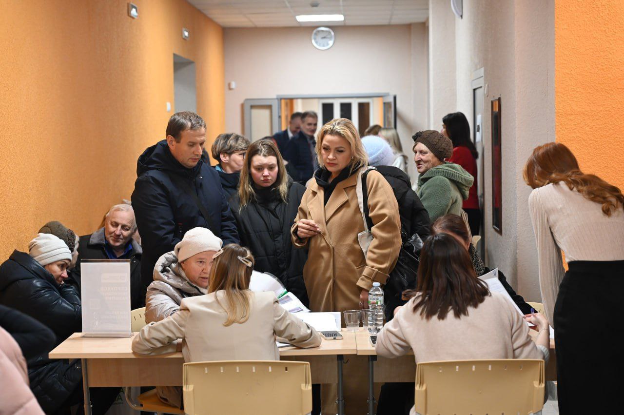 Глава Городского округа Серпухов Алексей Шимко провёл выездную администрацию в школе №1, где совместно с депутатами окружного Совета Игорем Ермаковым, Максимом Валиковым, Николаем Пушкиным, Мариной Беловой, Алексеем... Глава Городского округа Серпухов Алексей Шимко провёл выездную администрацию в школе №1, где совместно с депутатами окружного Совета Игорем Ермаковым, Максимом Валиковым, Николаем Пушкиным, Мариной Беловой, Алексеем...