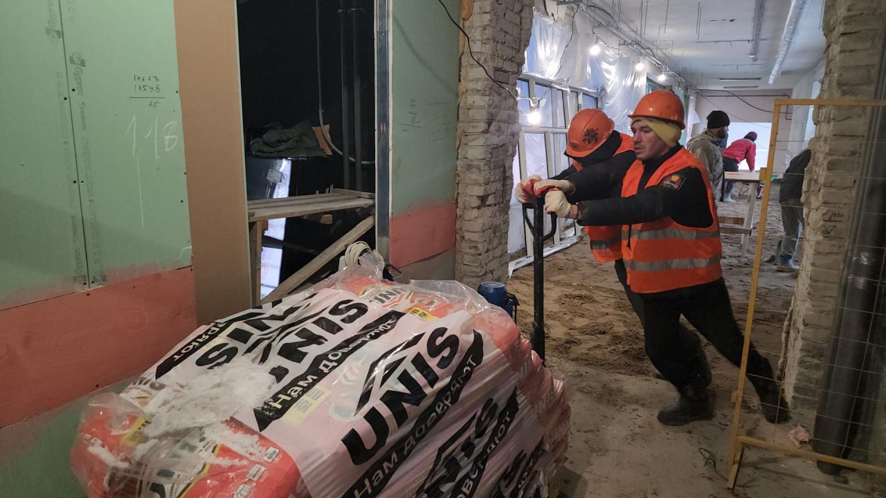 В Ухтомской больнице устанавливают витражные окна и новую кровлю В Ухтомской больнице устанавливают витражные окна и новую кровлю