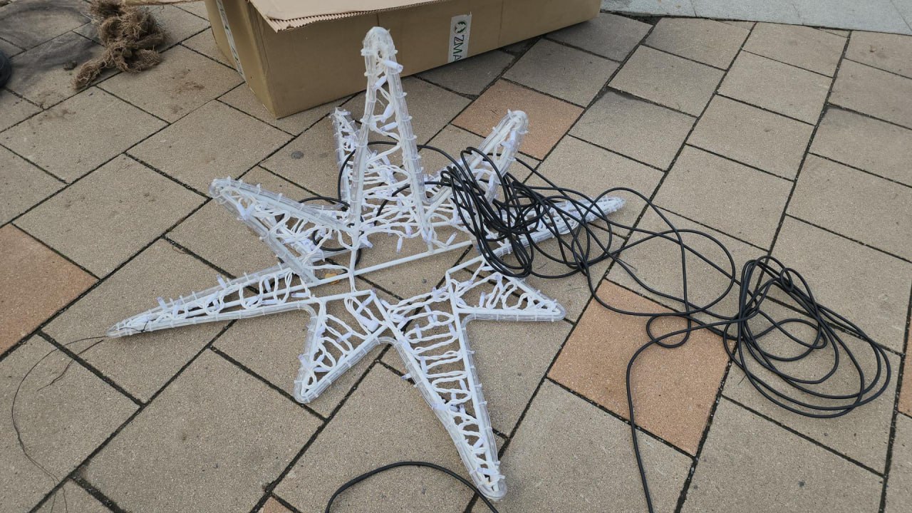 У входа в Центральный парк в Люберцах начали устанавливать 14-метровую новогоднюю ёлку У входа в Центральный парк в Люберцах начали устанавливать 14-метровую новогоднюю ёлку