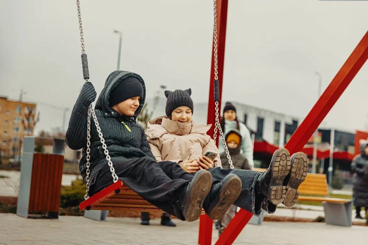 Горки, батуты, качели!. Центральный сквер Дрезны – настоящая пешеходная артерия города, здесь ежедневно проходит большое количество жителей Горки, батуты, качели!. Центральный сквер Дрезны – настоящая пешеходная артерия города, здесь ежедневно проходит большое количество жителей