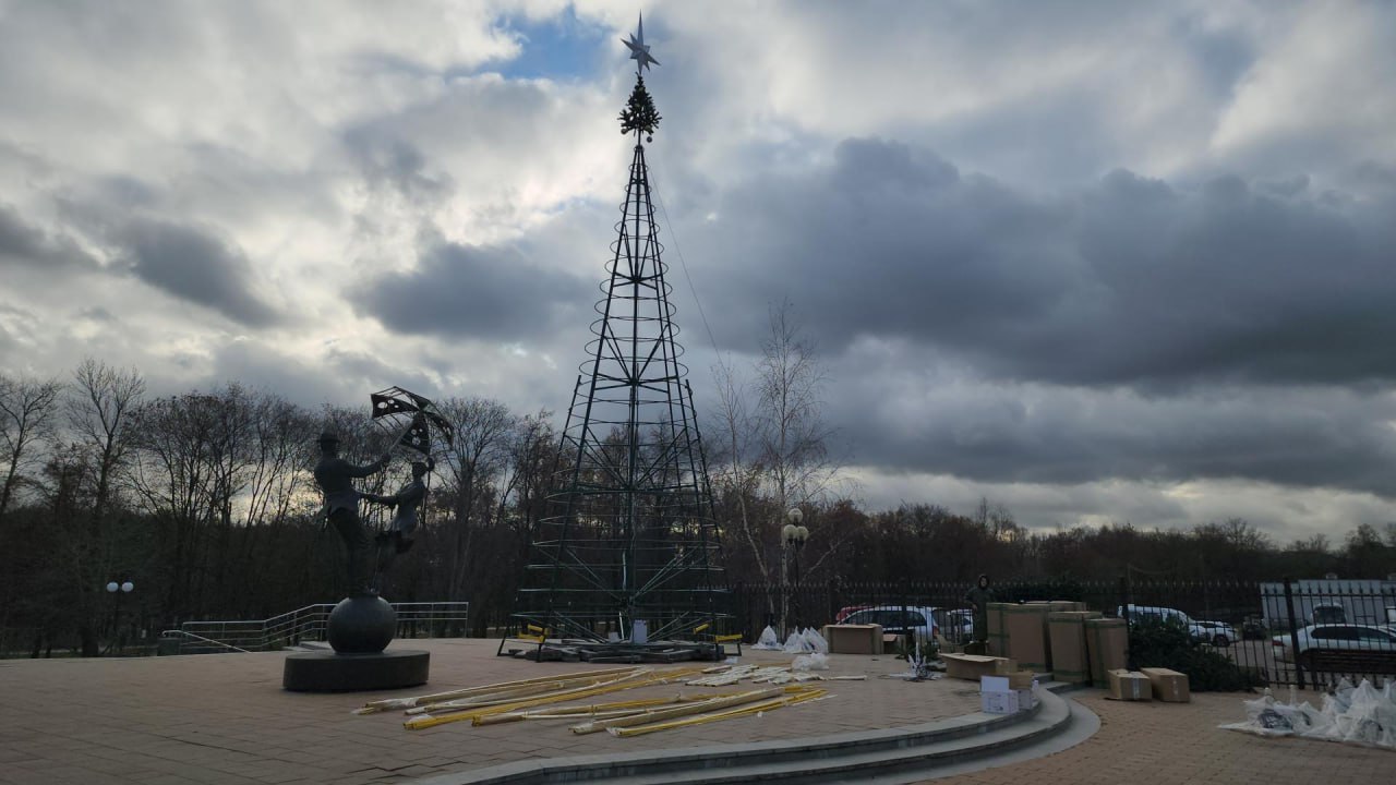 У входа в Центральный парк в Люберцах начали устанавливать 14-метровую новогоднюю ёлку