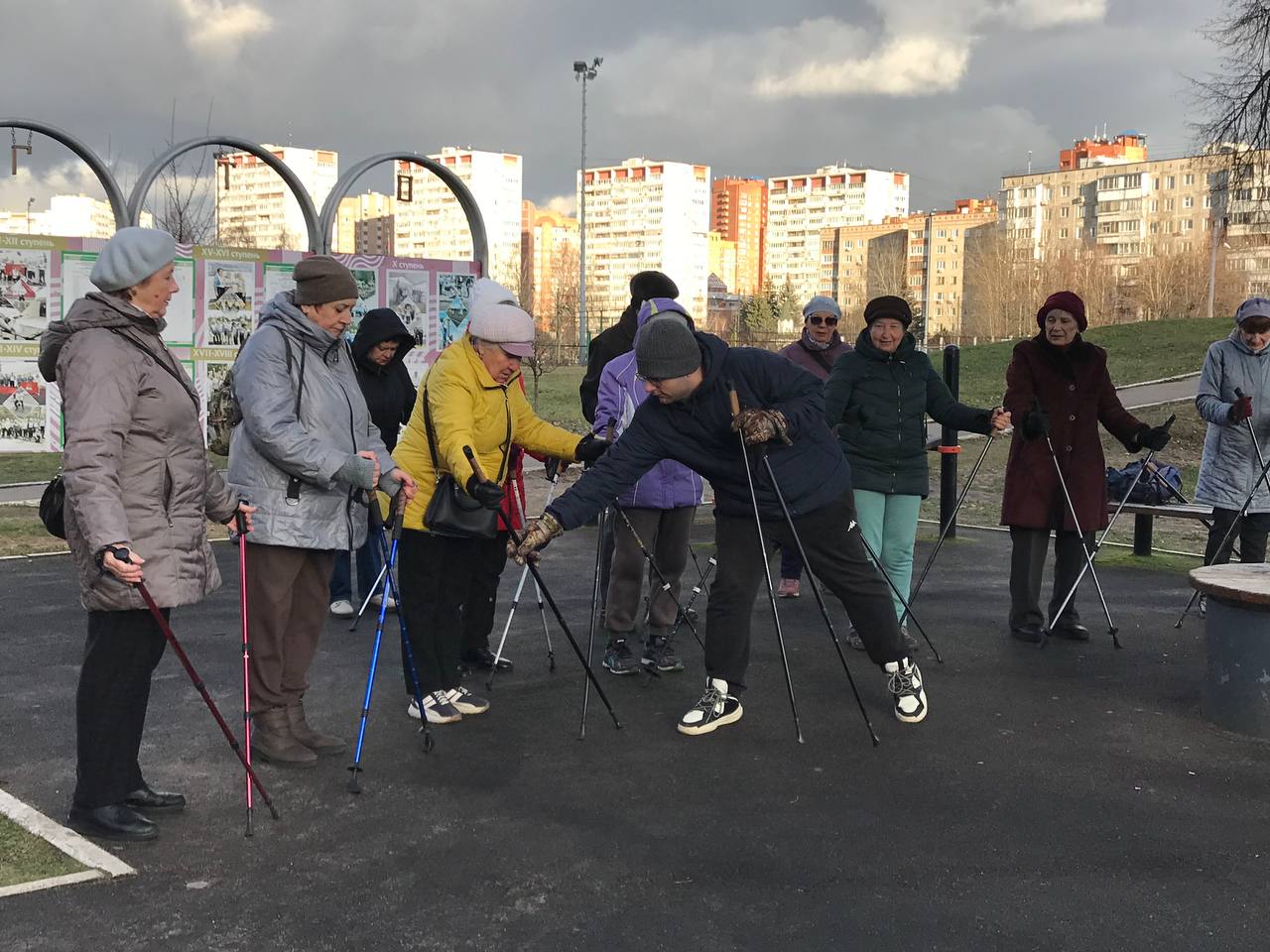 Для участников проекта «Активное долголетие» из Дзержинского провели мастер-класс по скандинавской ходьбе Для участников проекта «Активное долголетие» из Дзержинского провели мастер-класс по скандинавской ходьбе