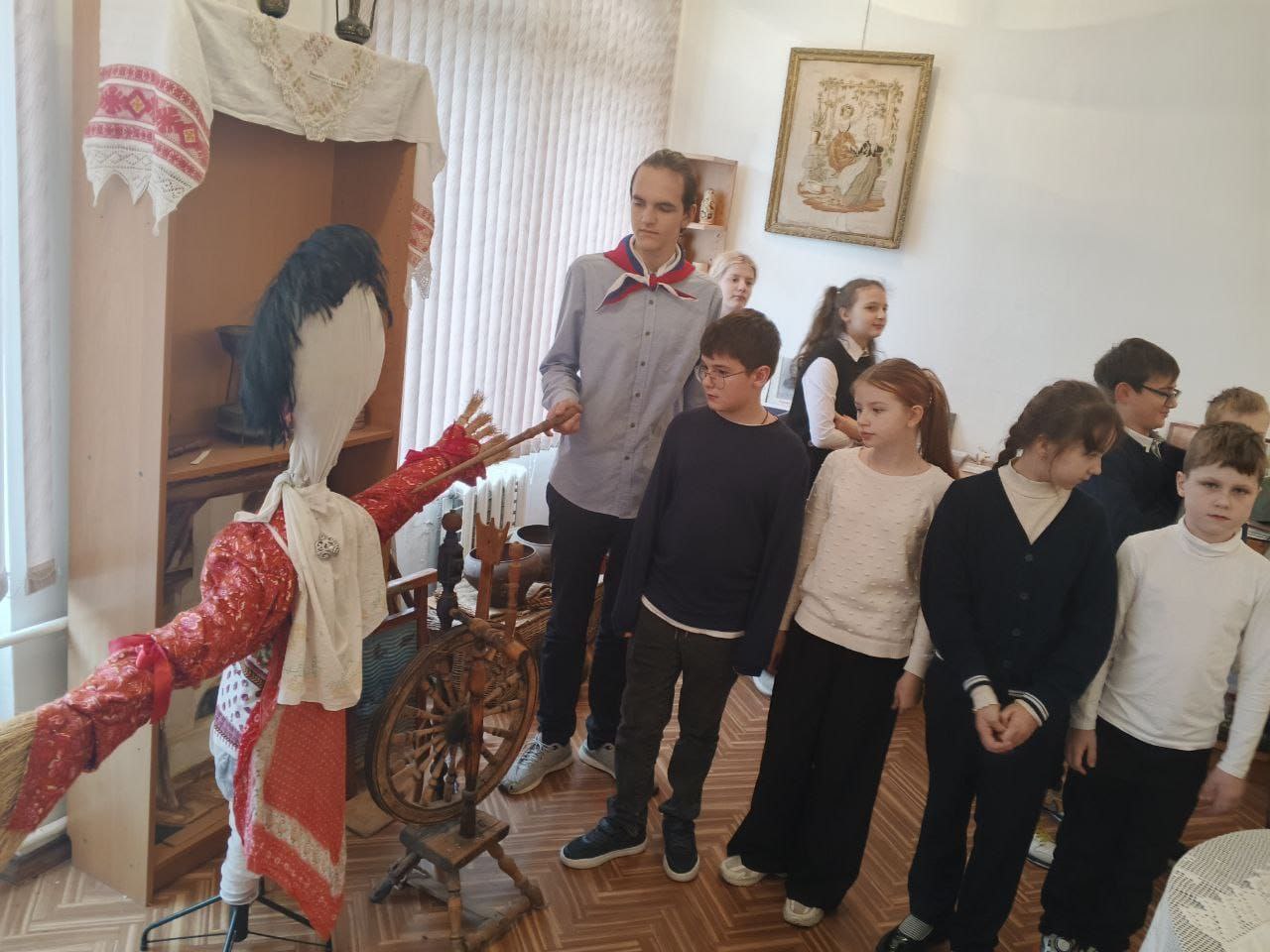 Директор Пушкинского краеведческого музея Евгения Шапарина встретилась с директором "Образовательного комплекса им. В. В. Матвеева" Александром Геженко, чтобы обсудить вопросы организации школьной экспозиции Директор Пушкинского краеведческого музея Евгения Шапарина встретилась с директором "Образовательного комплекса им. В. В. Матвеева" Александром Геженко, чтобы обсудить вопросы организации школьной экспозиции