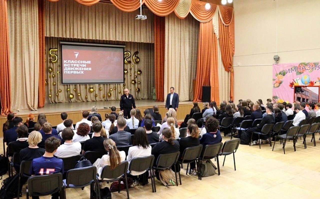 Сотрудники полиции УМВД России по г.о. Воскресенск и председатель Общественного совета Александр Елисеев провели для учеников старших классов гимназии информационную акцию «Будь в форме», направленную на популяризацию службы... Сотрудники полиции УМВД России по г.о. Воскресенск и председатель Общественного совета Александр Елисеев провели для учеников старших классов гимназии информационную акцию «Будь в форме», направленную на популяризацию службы...