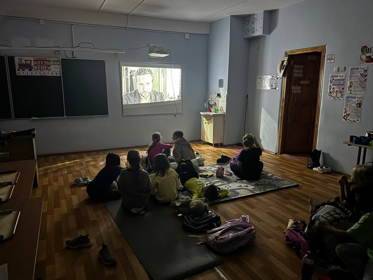 КАНИКУЛЫ. Учеба на каникулах? Конечно же нет, наоборот учащиеся 2 «ж» класса устроили настоящий кино-вечер КАНИКУЛЫ. Учеба на каникулах? Конечно же нет, наоборот учащиеся 2 «ж» класса устроили настоящий кино-вечер