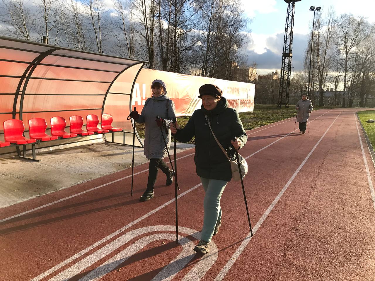 Для участников проекта «Активное долголетие» из Дзержинского провели мастер-класс по скандинавской ходьбе