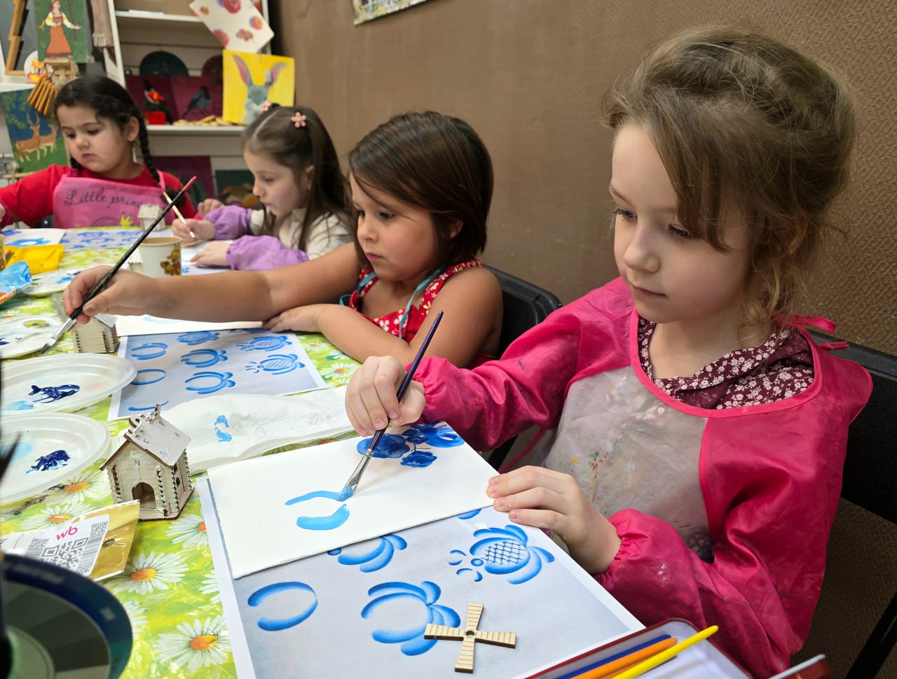 В Крюковской библиотеке муниципального округа Чехов состоялся художественный мастер-класс «Гжельская роспись»