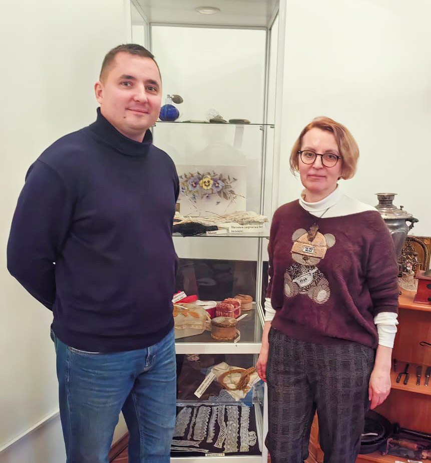 Директор Пушкинского краеведческого музея Евгения Шапарина встретилась с директором "Образовательного комплекса им. В. В. Матвеева" Александром Геженко, чтобы обсудить вопросы организации школьной экспозиции Директор Пушкинского краеведческого музея Евгения Шапарина встретилась с директором "Образовательного комплекса им. В. В. Матвеева" Александром Геженко, чтобы обсудить вопросы организации школьной экспозиции