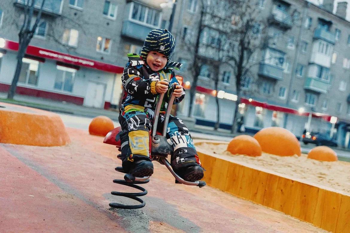 Горки, батуты, качели!. Центральный сквер Дрезны – настоящая пешеходная артерия города, здесь ежедневно проходит большое количество жителей Горки, батуты, качели!. Центральный сквер Дрезны – настоящая пешеходная артерия города, здесь ежедневно проходит большое количество жителей