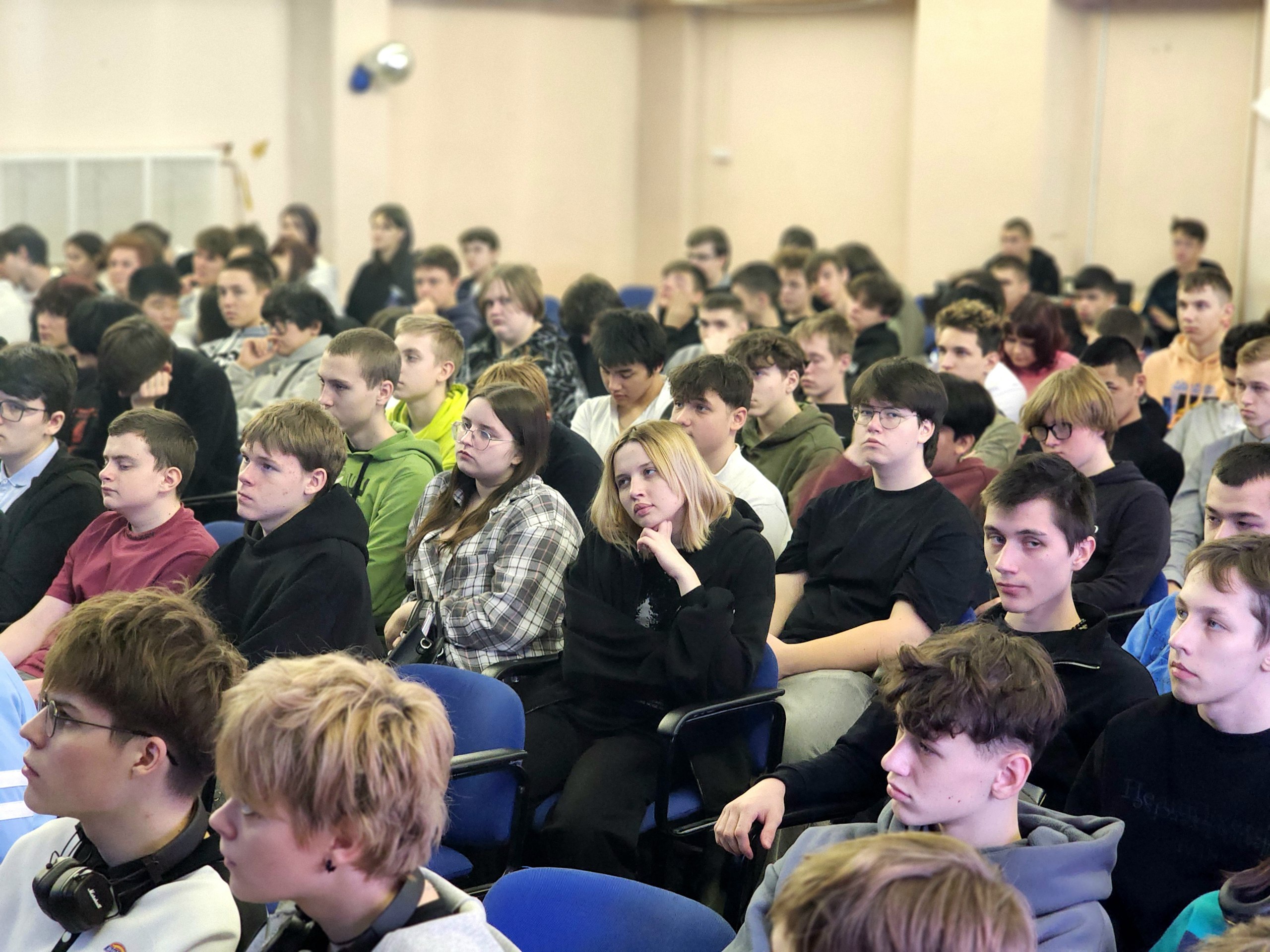 Спасатели Реутова рассказали студентам о правилах безопасности зимой Спасатели Реутова рассказали студентам о правилах безопасности зимой