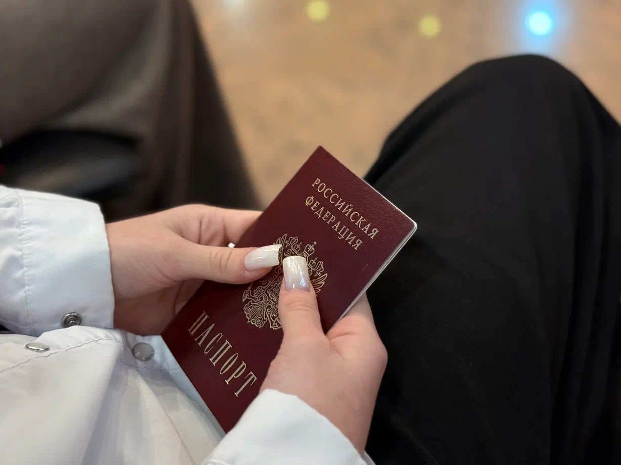 Одиннадцать юношей и девушек из Коломны получили первые паспорта в торжественной обстановке Одиннадцать юношей и девушек из Коломны получили первые паспорта в торжественной обстановке