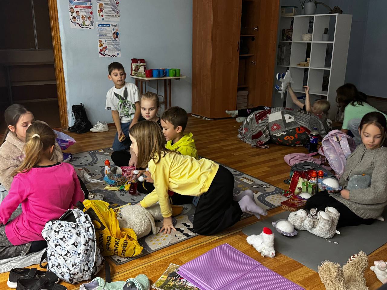 КАНИКУЛЫ. Учеба на каникулах? Конечно же нет, наоборот учащиеся 2 «ж» класса устроили настоящий кино-вечер КАНИКУЛЫ. Учеба на каникулах? Конечно же нет, наоборот учащиеся 2 «ж» класса устроили настоящий кино-вечер