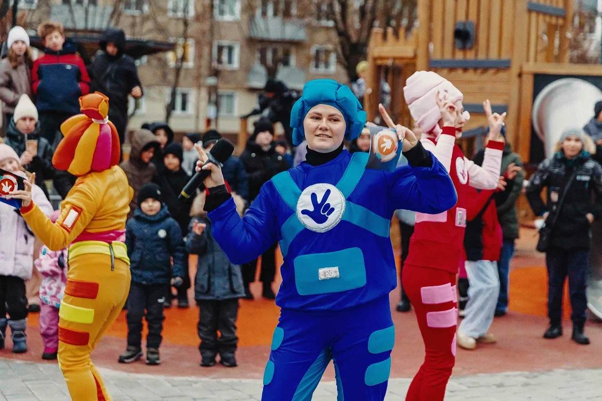 Горки, батуты, качели!. Центральный сквер Дрезны – настоящая пешеходная артерия города, здесь ежедневно проходит большое количество жителей Горки, батуты, качели!. Центральный сквер Дрезны – настоящая пешеходная артерия города, здесь ежедневно проходит большое количество жителей