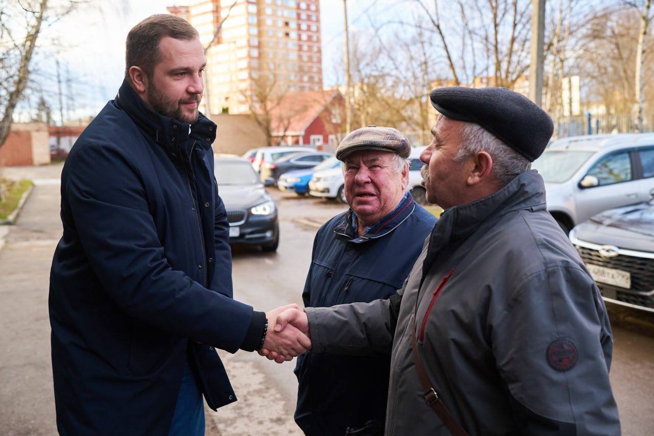 Михаил Собакин: Проконтролировал содержание внутридворовых территорий и общественных пространств по улице Вишневый бульвар и Чехова Михаил Собакин: Проконтролировал содержание внутридворовых территорий и общественных пространств по улице Вишневый бульвар и Чехова