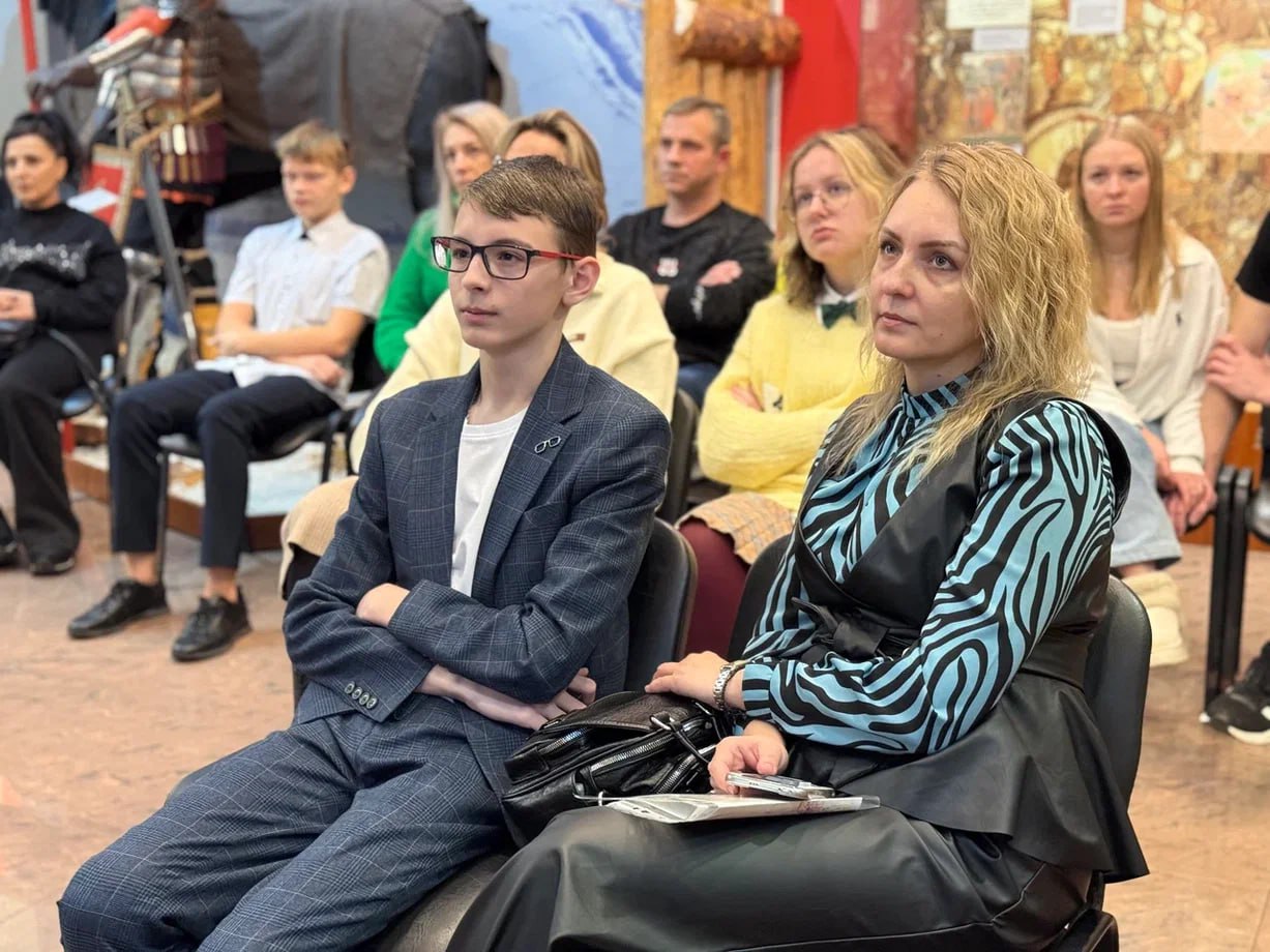 Одиннадцать юношей и девушек из Коломны получили первые паспорта в торжественной обстановке Одиннадцать юношей и девушек из Коломны получили первые паспорта в торжественной обстановке