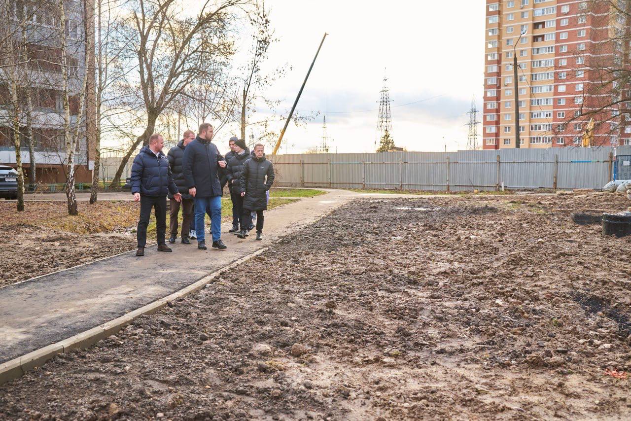 Михаил Собакин: Проконтролировал содержание внутридворовых территорий и общественных пространств по улице Вишневый бульвар и Чехова Михаил Собакин: Проконтролировал содержание внутридворовых территорий и общественных пространств по улице Вишневый бульвар и Чехова