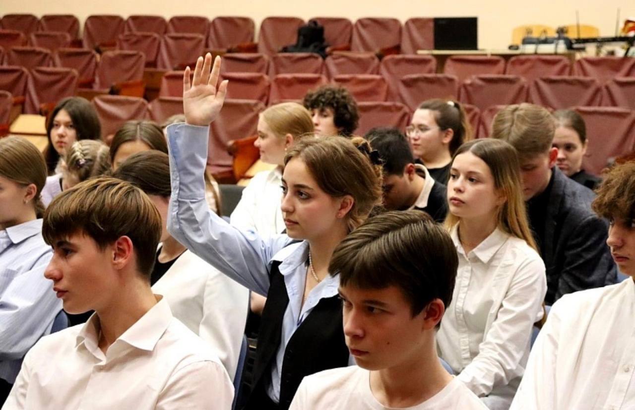 Сотрудники полиции УМВД России по г.о. Воскресенск и председатель Общественного совета Александр Елисеев провели для учеников старших классов гимназии информационную акцию «Будь в форме», направленную на популяризацию службы... Сотрудники полиции УМВД России по г.о. Воскресенск и председатель Общественного совета Александр Елисеев провели для учеников старших классов гимназии информационную акцию «Будь в форме», направленную на популяризацию службы...