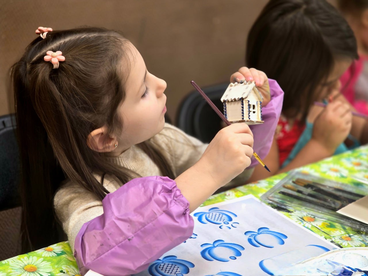 В Крюковской библиотеке муниципального округа Чехов состоялся художественный мастер-класс «Гжельская роспись» В Крюковской библиотеке муниципального округа Чехов состоялся художественный мастер-класс «Гжельская роспись»