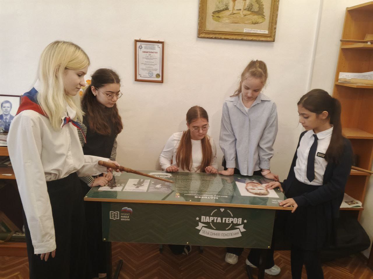 Директор Пушкинского краеведческого музея Евгения Шапарина встретилась с директором "Образовательного комплекса им. В. В. Матвеева" Александром Геженко, чтобы обсудить вопросы организации школьной экспозиции Директор Пушкинского краеведческого музея Евгения Шапарина встретилась с директором "Образовательного комплекса им. В. В. Матвеева" Александром Геженко, чтобы обсудить вопросы организации школьной экспозиции