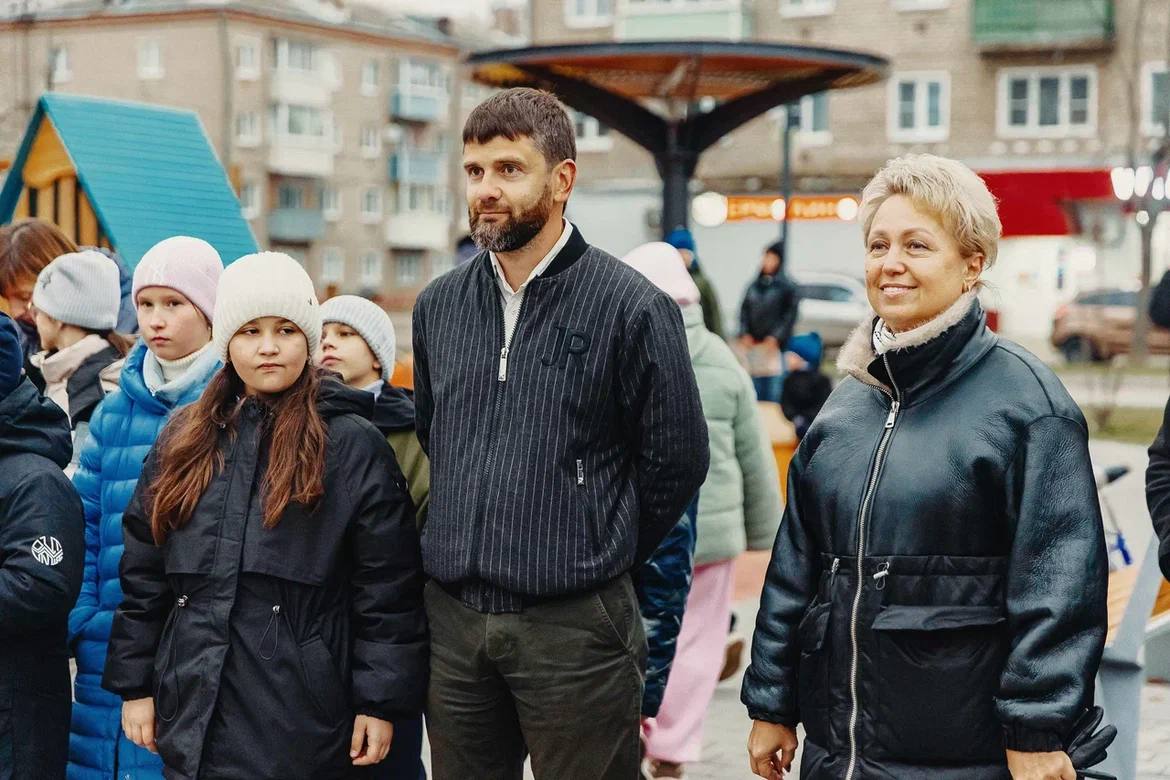 Горки, батуты, качели!. Центральный сквер Дрезны – настоящая пешеходная артерия города, здесь ежедневно проходит большое количество жителей Горки, батуты, качели!. Центральный сквер Дрезны – настоящая пешеходная артерия города, здесь ежедневно проходит большое количество жителей