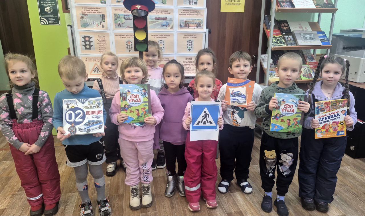 В Дубненской сельской библиотеке прошел час по правилам дорожного движения под названием "Дорога безопасности" В Дубненской сельской библиотеке прошел час по правилам дорожного движения под названием "Дорога безопасности"