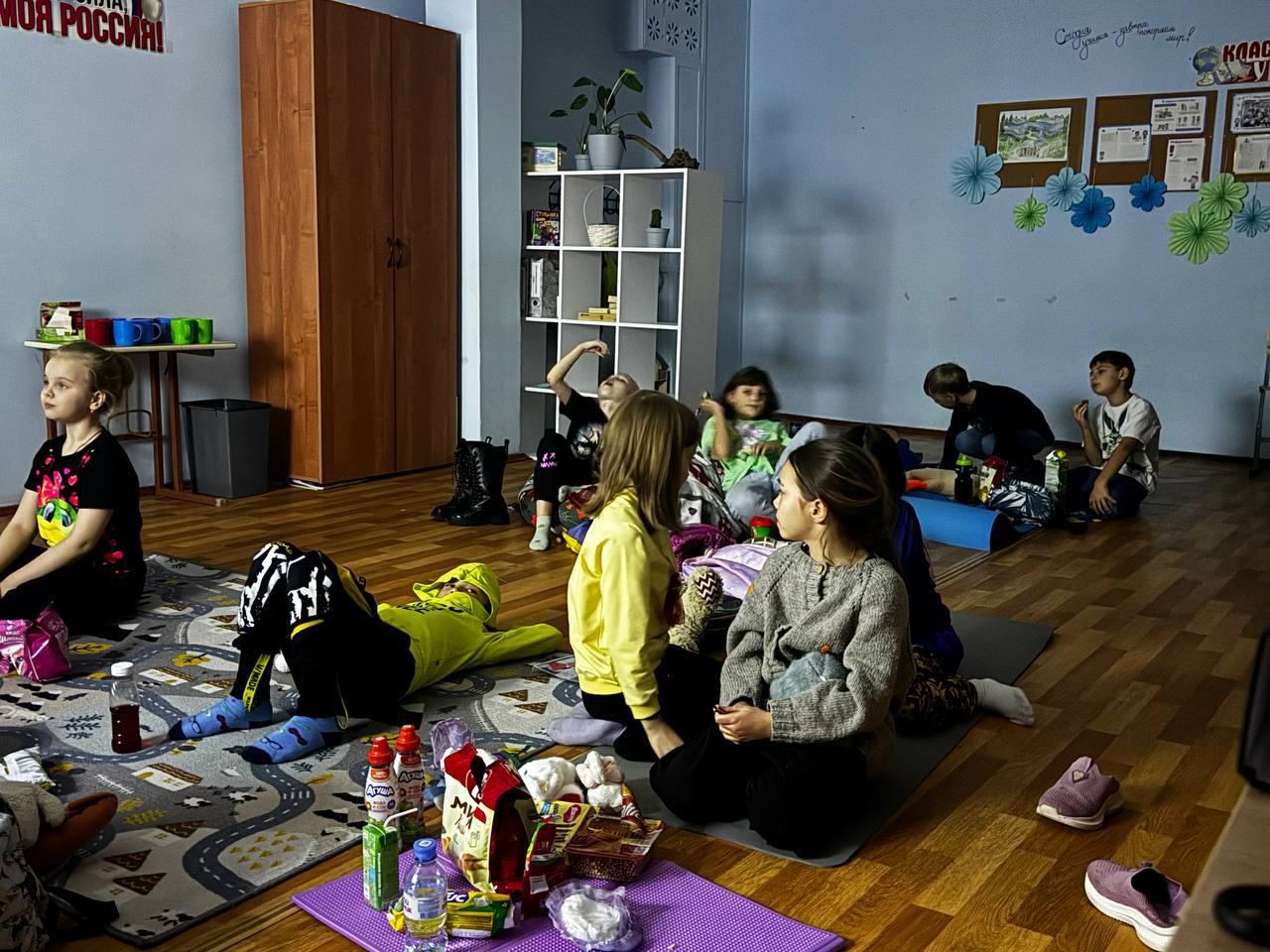 КАНИКУЛЫ. Учеба на каникулах? Конечно же нет, наоборот учащиеся 2 «ж» класса устроили настоящий кино-вечер КАНИКУЛЫ. Учеба на каникулах? Конечно же нет, наоборот учащиеся 2 «ж» класса устроили настоящий кино-вечер