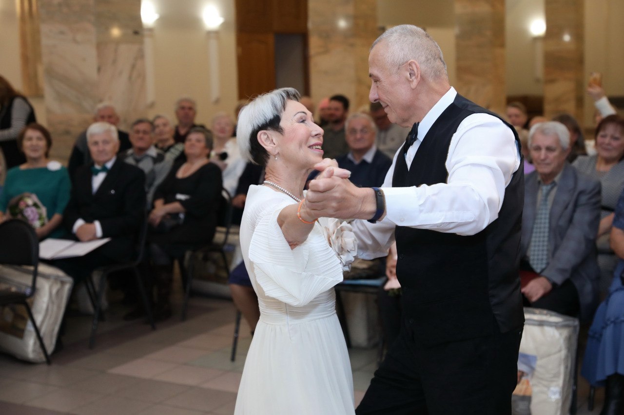 «Пример молодым» – в Долгопрудном поздравили юбиляров семейной жизни