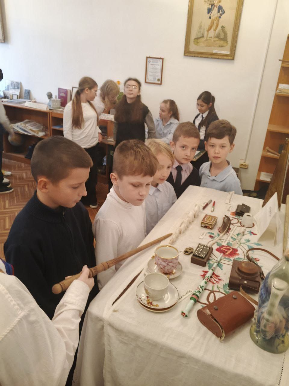 Директор Пушкинского краеведческого музея Евгения Шапарина встретилась с директором "Образовательного комплекса им. В. В. Матвеева" Александром Геженко, чтобы обсудить вопросы организации школьной экспозиции Директор Пушкинского краеведческого музея Евгения Шапарина встретилась с директором "Образовательного комплекса им. В. В. Матвеева" Александром Геженко, чтобы обсудить вопросы организации школьной экспозиции