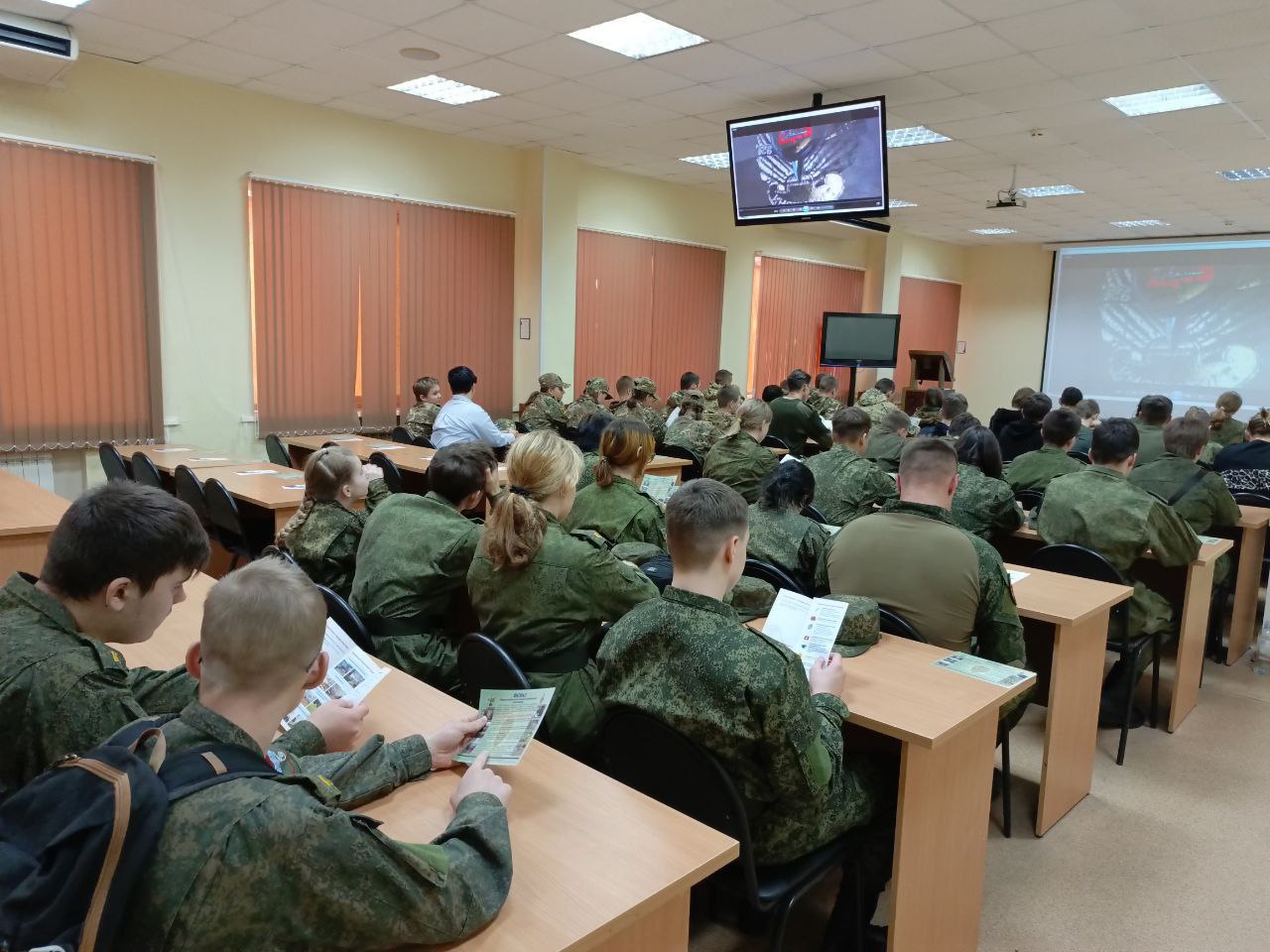 Новая победа!. Сегодня юнармейцы отряда "Орлёнок", посетили день открытых дверей в Филиале Московского пограничного института пгт.Оболенск Сотрудники института показали нам: как проживают курсанты, чему они обучаться и как в... Новая победа!. Сегодня юнармейцы отряда "Орлёнок", посетили день открытых дверей в Филиале Московского пограничного института пгт.Оболенск Сотрудники института показали нам: как проживают курсанты, чему они обучаться и как в...